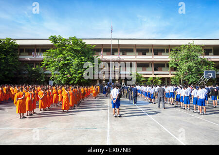Jeunes moines et collégiens se sont réunis pour l'assemblée du matin dans une école à côté de Wat Phra Singh, Chiang Mai Banque D'Images