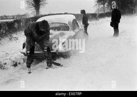 Une voiture prise dans la neige, dans le Berkshire. Janvier 1982. Banque D'Images