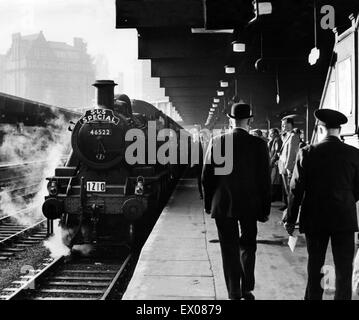 Billows de vapeur autour de la London Midland & Scottish Railway classe 2F Ivatt 46522 locomotive à la gare de New Street, Birmingham en tant que passagers avec les badauds se préparer pour un dernier voyage sentimental à Harborne, 2e novembre 1963. Banque D'Images