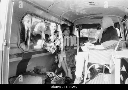 Margaret McKay député travailliste a acheté une glace van partir à la toile de sa circonscription. Elle est vue ici dans la région du parc de Clapham Londres dans son van converti avec certains de ses partisans. Leur slogan est "STOP et me poser un' 18 Mars 1966 Banque D'Images