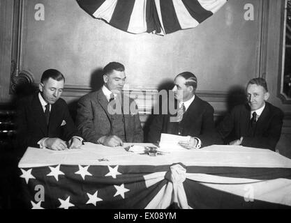 Tex Rickard signature Jack Dempsey pour combattre Willard pour Heavyweight Championship du monde le 4 juillet. De gauche à droite- Jack Kearns, Jack Dempsey, Tex Rickard et Ike Dorgan. 18 mars 1919. Banque D'Images