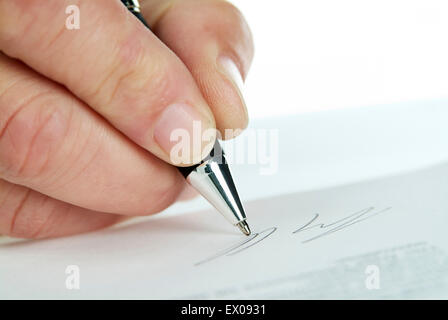 La signature d'un contrat comme close up. Banque D'Images