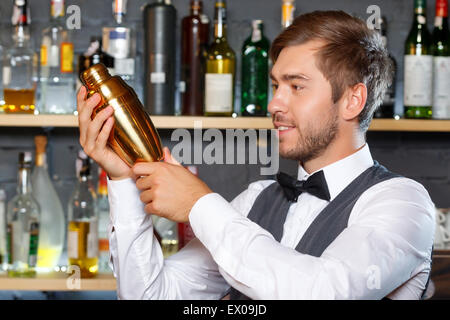 Bartender mixing drinks Banque D'Images
