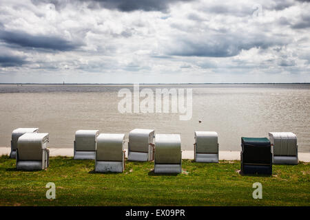 Chaises de plage sur la digue. Côte de la mer du Nord, Allemagne Banque D'Images