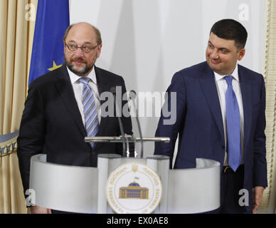 Kiev, Ukraine. 3 juillet, 2015. Le président de la Verkhovna Rada de Vladimir Groisman (R) et Martin Schulz (L), le Président du Parlement européen lors de leur réunion à Kiev, Ukraine, 03 juillet 2015. Martin Schulz est arrivé à Kiev pour une visite officielle. Crédit : Serg Glovny/ZUMA/ZUMAPRESS.com/Alamy fil Live News Banque D'Images