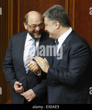 Kiev, Ukraine. 3 juillet, 2015. Le président ukrainien Porochenko (R)applaudir le président du Parlement Européen Martin Schulz (L) après son discours au parlement ukrainien à Kiev, Ukraine, 03 juillet 2015. Martin Schulz est arrivé à Kiev pour une visite officielle. Crédit : Serg Glovny/ZUMA/ZUMAPRESS.com/Alamy fil Live News Banque D'Images