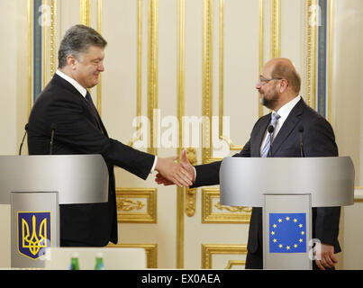 Kiev, Ukraine. 3 juillet, 2015. Le Président ukrainien Porochenko (L) et Martin Schulz (R), le Président du Parlement européen, se serrer la main lors d'une conférence de presse sur leur réunion à Kiev, Ukraine, 03 juillet 2015. Martin Schulz est arrivé à Kiev pour une visite officielle. Crédit : Serg Glovny/ZUMA/ZUMAPRESS.com/Alamy fil Live News Banque D'Images