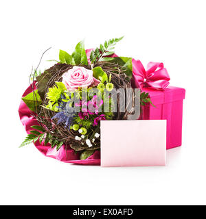 Bouquet de fleurs, rose boîte cadeau et carte d'invitation isolé sur fond blanc. Maison de vacances présent. Groupe d'objets avec l'écrêtage Banque D'Images