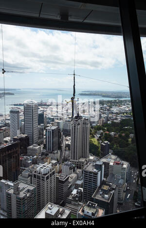 Vue sur Auckland City à partir de l'observation dans le sol comme une femme skyjumps Skytower depuis le haut, Nouvelle-Zélande Banque D'Images