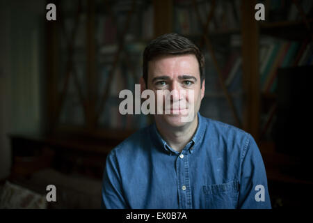 Andy Burnham MP, photographié à son domicile de sa circonscription de Leigh. Andy était en cours d'exécution d'être chef du parti travailliste, l'un des cinq candidats luttant à Ed Miliband, qui s'est désisté après l'élection générale britannique de 2015. Burnham était à l'époque Shadow Secrétaire d'État à la santé de l'Angleterre. Banque D'Images