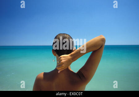 Lir, Italie, Sardaigne, femme à la plage de Sardaigne du Sud. Lir, Italie, Sardaigne, Frau am Strand von Sued-Sardinien.. Banque D'Images