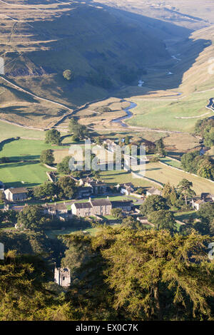 Portrait de Arncliffe Village avec Yew Cogar cicatrice dans l'arrière-plan, Arncliffe, Littondale, Yorkshire, UK Banque D'Images