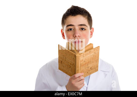 Un jeune garçon avec de l'acné en robe blanche se lit un livre. Aucune retouche photo Banque D'Images