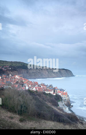 Robin Hoods Bay photographié du Cleveland Way Sentier en hiver, Scarborough, North Yorkshire, UK Banque D'Images