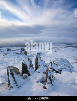 Des formations de roche pierre meulière sur Bridestones Moor au-dessus de la ville de Todmorden, Calderdale, West Yorkshire, Royaume-Uni Banque D'Images