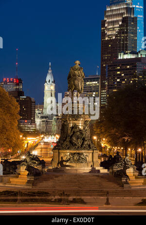 Ben Franklin Parkway et l'Hôtel de Ville, Philadelphie, Pennsylvanie, USA Banque D'Images