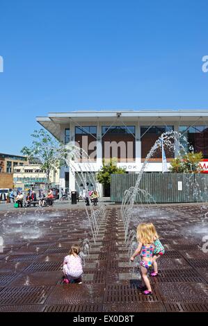 Les jeunes enfants jouant dans les fontaines de Williamson Square profiter du soleil d'été, Liverpool, Merseyside, England, UK, Europe. Banque D'Images