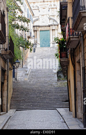 Vue de la porte principale de la cathédrale Saint Mary dans la vieille ville de Gérone. La Catalogne. L'Espagne. Banque D'Images