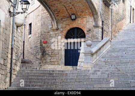 Escaliers de rues étroites dans le quartier juif de Gérone, Catalogne, Espagne Banque D'Images