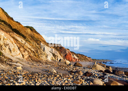 Falaises d'argile côtières et de formations rocheuses le long Moshup Beach, Gay Head, Aquinnah, Martha's Vineyard, Massachusetts, USA. Banque D'Images