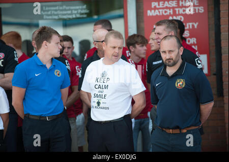Birmingham, West Midlands, Royaume-Uni. 06Th Juillet, 2015. Au Saddlers aujourd'hui, l'ensemble de l'escouade, manager du club et Dean Smith et du personnel ont pris part dans le silence à l'extérieur de la réception à l'Banques Stade. Il se tut de nation à midi, une semaine après 38 personnes ont été abattus par les 23 ans et à l'Rezgui Seifeddine beach resort de Sousse. Parmi les victimes figurent trois membres de la même famille, Walsall FC partisans, Joel Richards, Adrian Evans et Patrick Evans. Crédit : Jane Williams/Alamy Live News Banque D'Images