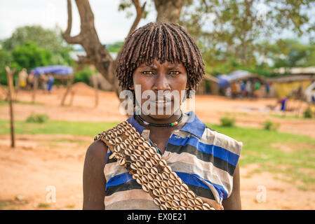 Portrait d'une femme de la tribu dans le sud de l'Éthiopie Hamar Banque D'Images