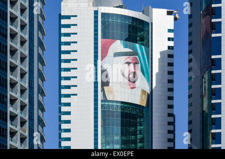 Portrait de Mohammed bin Rashid Al Maktoum sur les tours de Dubai Marina Banque D'Images