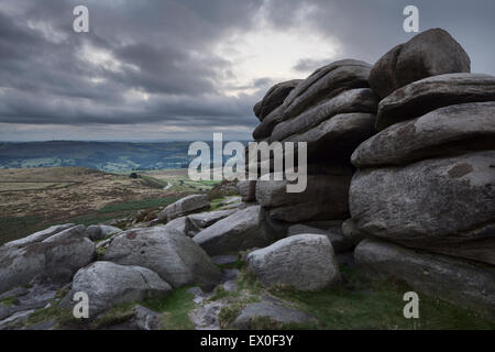 Rock à l'abri Higger Tor près de Hathersage, sur la frontière sud du Yorkshire/Derbyshire, Peak District National Park, Royaume-Uni Banque D'Images