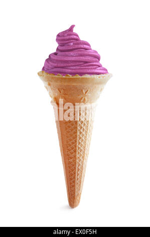 Blueberry ice cream cone sur un fond blanc Banque D'Images