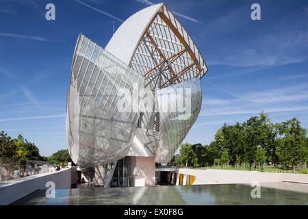Fondation Louis Vuitton, Bois de Boulogne, Paris, France. Façade est vue d'un dispositif de l'eau en face de l'immeuble en forme de voile Banque D'Images