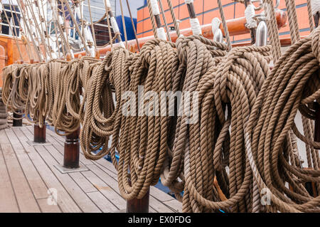 Cordes enroulées à bord d'un voilier. Banque D'Images