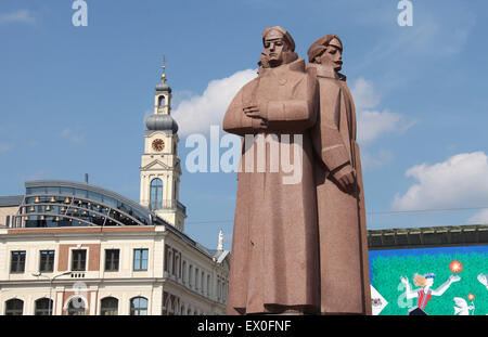 Tirailleurs lettons et Monument de l'hôtel de ville à Riga Banque D'Images