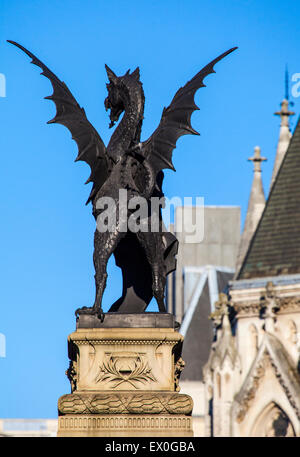 Une statue dans Fleet Street, Londres, marquant l'emplacement de Temple Bar - une des anciennes barrières de péage, dans la ville de Londres. Banque D'Images