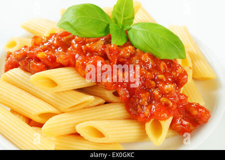 Pâtes penne avec sauce tomate à base de viande Banque D'Images