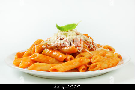 Pâtes penne avec sauce tomate à base de viande et fromage Banque D'Images