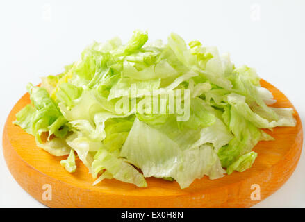 Salade de laitue Iceberg on cutting board Banque D'Images