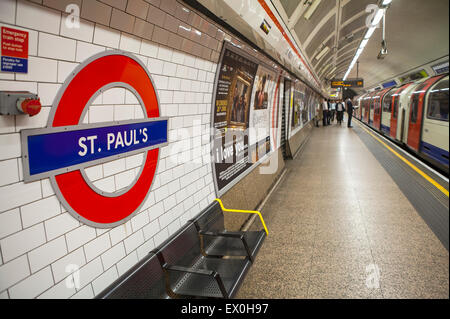 Londres, Royaume-Uni - 29 juin 2015 : vue sur la plate-forme de la station de métro St Paul à Londres le 29 juin 2015. Banque D'Images