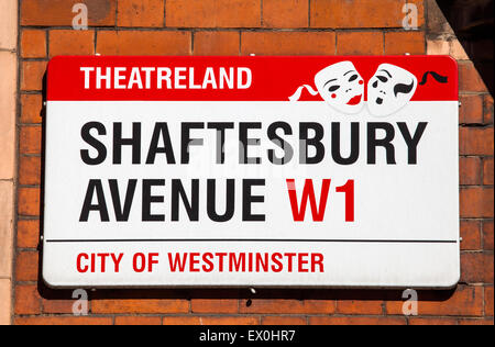 Une plaque de rue pour Shaftesbury Avenue à Londres. La rue est célèbre pour être le lieu de nombreux théâtres et fait partie d'un Banque D'Images