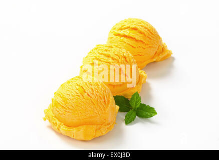 Trois boules de glace jaune disposés dans une rangée Banque D'Images