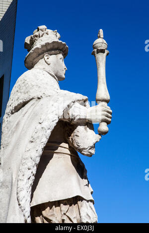 Une statue du roi Édouard VI au St Thomas' Hospital à Londres Banque D'Images