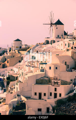 La ville d'Oia au coucher de soleil sur Santorin, l'une des îles des Cyclades en mer Égée, Grèce. Banque D'Images