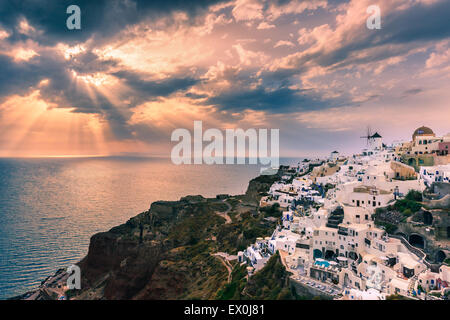 La ville d'Oia au coucher de soleil sur Santorin, l'une des îles des Cyclades en mer Égée, Grèce. Banque D'Images