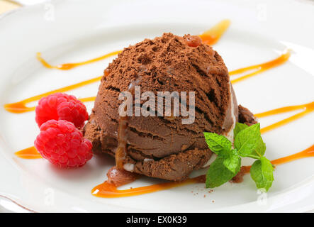 Chocolat glace vanille arrosée de caramel Banque D'Images