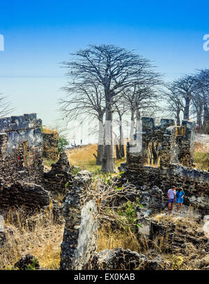 Les touristes visitant Fort James demeure, Kunta Kinteh island, l'île James, Gambie, Afrique de l'Ouest Banque D'Images