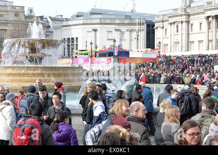 Les foules à Trafalgar Square, Londres, pour célébrer le Nouvel An chinois Banque D'Images
