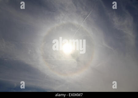 Runnymede, Surrey, UK. 06Th Juillet, 2015. Sur un autre jour de hautes températures à travers le Royaume-Uni, un nuage mince de vale fait un halo autour du soleil. La circulaire (ou 22 degrés) halo est un phénomène optique lumière produite par l'interaction avec des cristaux de glace en suspension dans l'atmosphère, créant un effet arc-en-ciel autour du soleil. Credit : Julia Gavin UK/Alamy Live News Banque D'Images