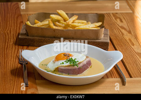 Steak avec des œufs, de frites, de l'ananas et le riz. Banque D'Images