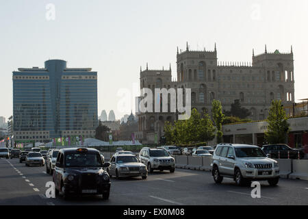 Baku, Azerbaïdjan. 23 Juin, 2015. Le Neftchiler Neftçil Avenue (en azéri : ?r Prospekti), détectée à l'Baku 2015 jeux européens à Bakou, Azerbaïdjan, 23 juin 2015. La course de Formule Un 2016 Bakou à Bakou sera sur cette route principale dans le centre-ville de Bakou. Dans l'arrière-plan de l'hôtel Hilton et (L) la maison du gouvernement. Photo : Bernd Thissen/dpa/Alamy Live News Banque D'Images