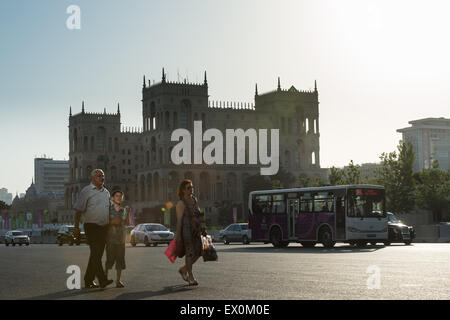 Baku, Azerbaïdjan. 23 Juin, 2015. Le Neftchiler Neftçil Avenue (en azéri : ?r Prospekti), détectée à l'Baku 2015 jeux européens à Bakou, Azerbaïdjan, 23 juin 2015. La course de Formule Un 2016 Bakou à Bakou sera sur cette route principale dans le centre-ville de Bakou. Dans l'arrière-plan la maison du gouvernement. Photo : Bernd Thissen/dpa/Alamy Live News Banque D'Images