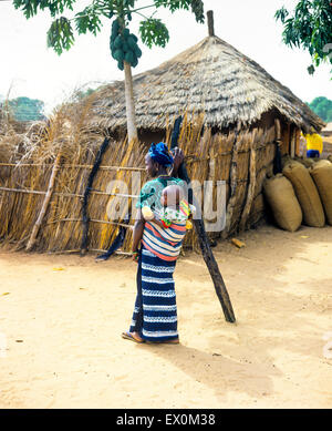 Jeune femme gambienne exerçant son bébé sur son dos, village de Juffureh, Gambie, Afrique de l'Ouest Banque D'Images